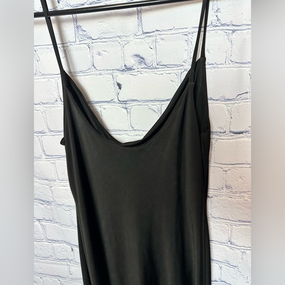 Be the Talk of the Party with Our Sleek and Sexy Black Midi Dress! - Picture 5 of 5